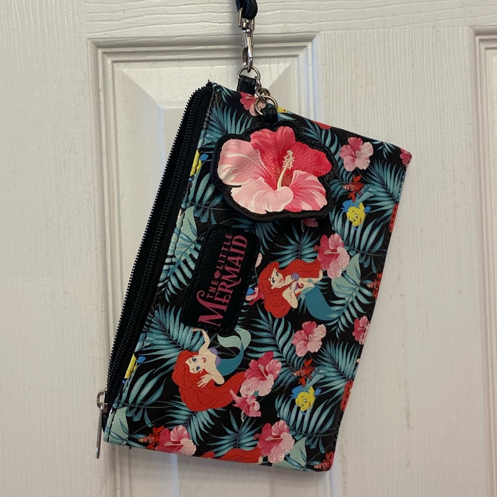 Ariel wristlet